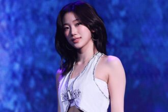 Kazuha de LE SSERAFIM sorprende a los fans vestida con un disfraz de caballo