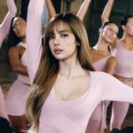 Lisa de BLACKPINK debuta las nuevas zapatillas 'Rift Satin' de Nike x SKIMS