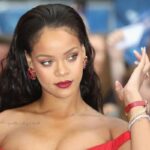 Rihanna reacciona al ser golpeada por una puerta tras el descuido de su guardaespaldas