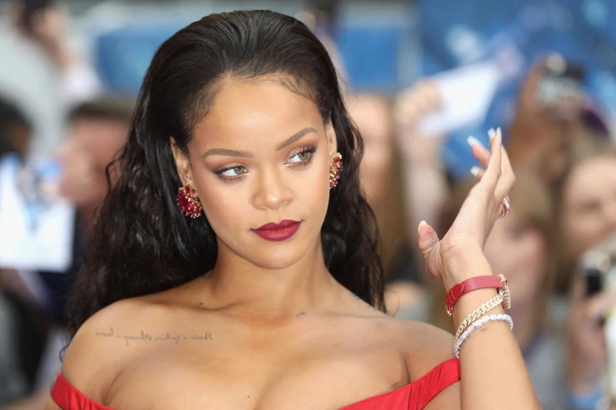 Rihanna reacciona al ser golpeada por una puerta tras el descuido de su guardaespaldas