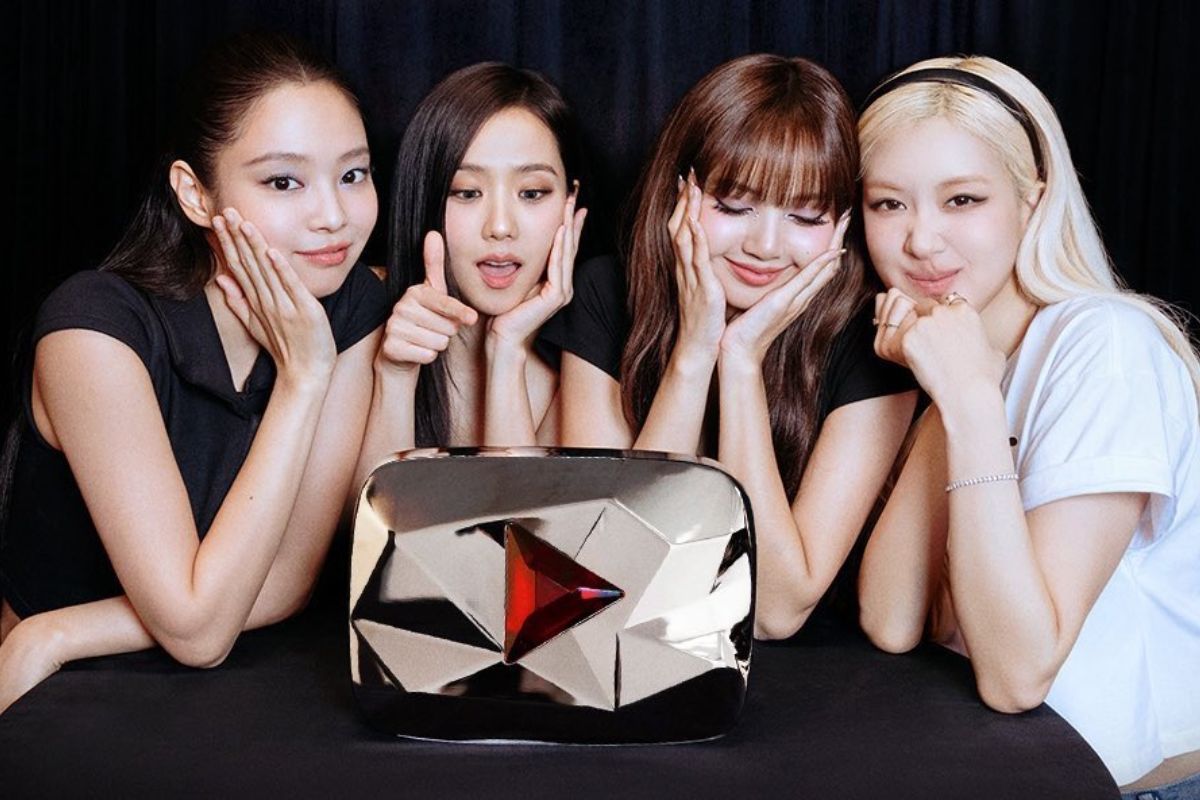 BLACKPINK celebra su nuevo botón 'Red Diamond' de YouTube con una encantadora foto grupal