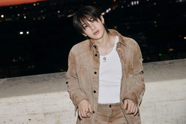 Bang Chan de Stray Kids impacta con nuevas imágenes de su musculosa espalda