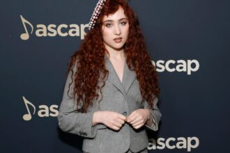 Chappell Roan abandona la agencia de talentos dirigida por Casey Wasserman tras la aparición de este en los archivos Epstein