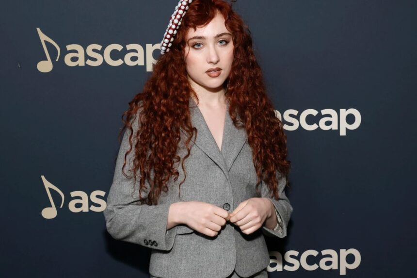 Chappell Roan abandona la agencia de talentos dirigida por Casey Wasserman tras la aparición de este en los archivos Epstein