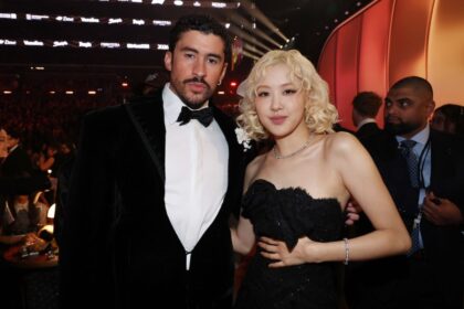 El hilarante gesto de Bad Bunny al conocer a Rosé de BLACKPINK en los Grammys