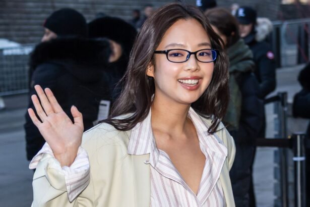 Jennie de BLACKPINK brilla con su radiante carisma en el desfile de Calvin Klein en Nueva York, Estados Unidos