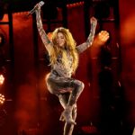 Shakira se accidentó en medio de su concierto en El Salvador