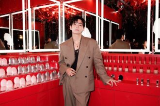 V de BTS impacta con cabello largo y rojo en una nueva publicación de Instagram