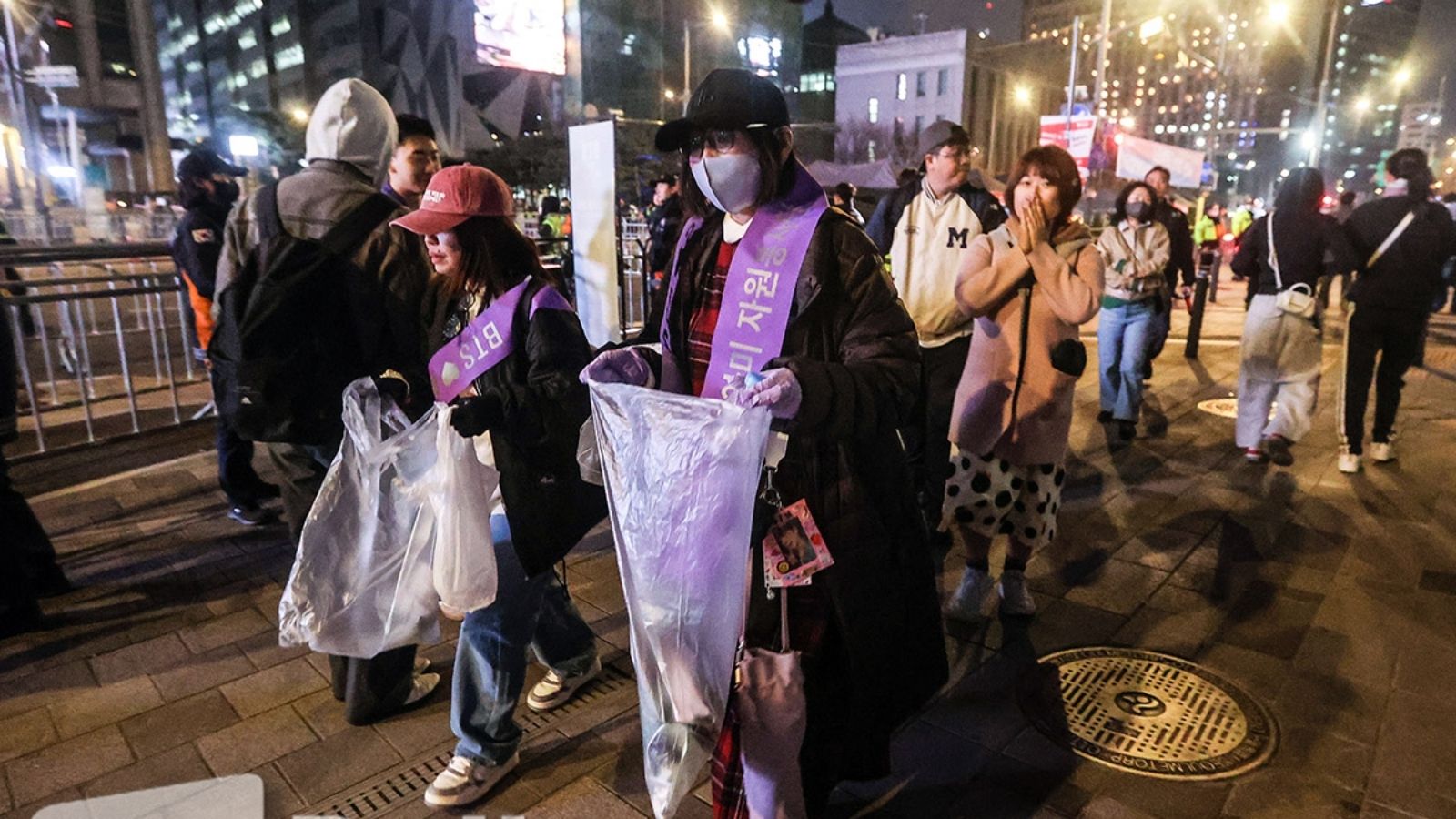 ARMYS LIMPIANDO DE FORMA VOLUNTARIA TRAS CONCIERTO DE BTS PROMOCIONANDO ARIRANG EN Corea del Sur