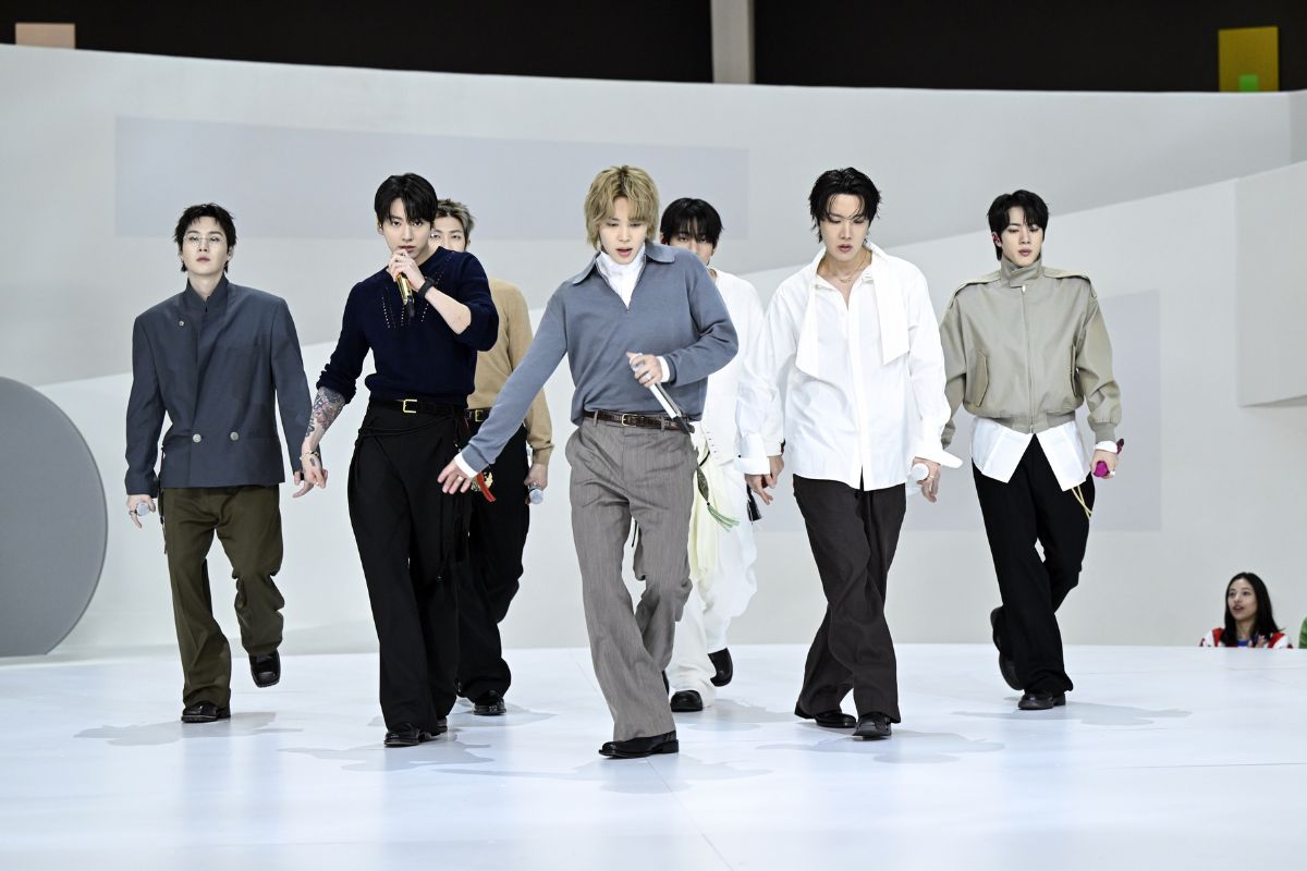 BTS interpreta 'SWIM' en el Guggenheim de Nueva York BTS interpreta 'SWIM' en el Guggenheim de Nueva York