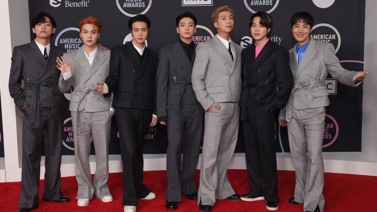 BTS presenta el cautivador video de la Performance Oficial de SWIM