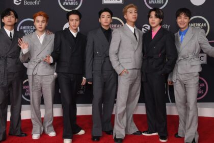 BTS presenta el cautivador video de la Performance Oficial de SWIM