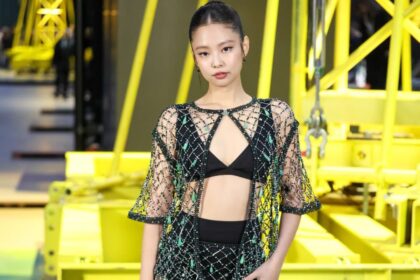 Jennie de BLACKPINK pide espacio tras ser abrumada por fans en París