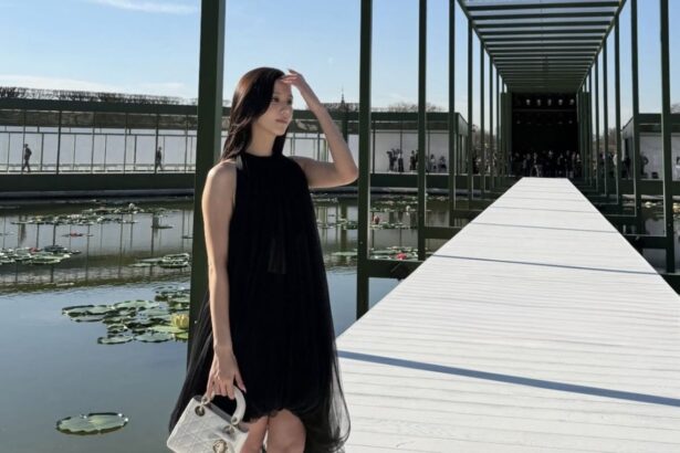 Jisoo de BLACKPINK muestra su encanto y elegancia en el desfile 'Dior AW26' en París