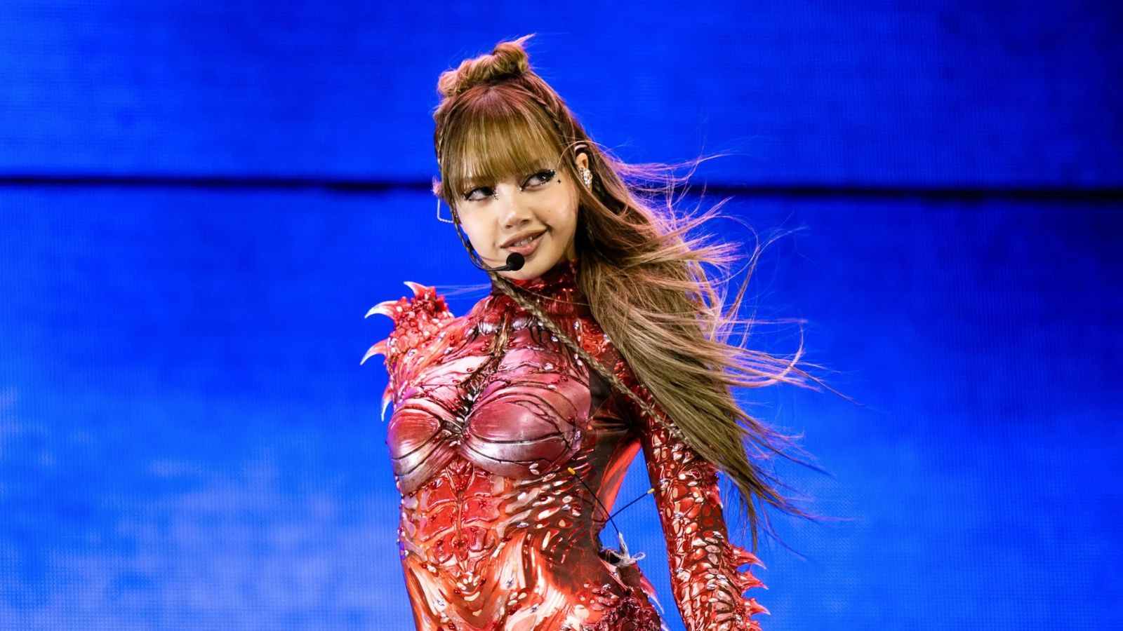 Lisa de BLACKPINK enseña su curvilínea y sensual figura en nuevas fotos en bikini