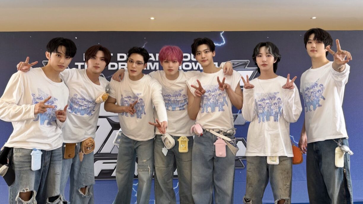 Los miembros de NCT DREAM lloran desconsoladamente en el escenario Los miembros de NCT DREAM lloran desconsoladamente en el escenario