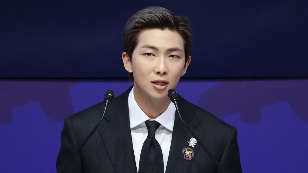 RM de BTS se hace viral luego de salir al escenario sin importar su lesión de tobillo RM de BTS se hace viral luego de salir al escenario sin importar su lesión de tobillo