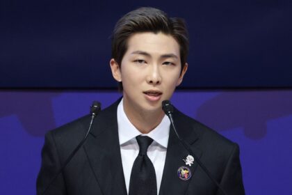 RM de BTS se hace viral luego de salir al escenario sin importar su lesión de tobillo