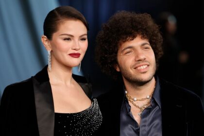 Selena Gomez besa los pies de Benny Blanco y genera una oleada de fuertes criticas
