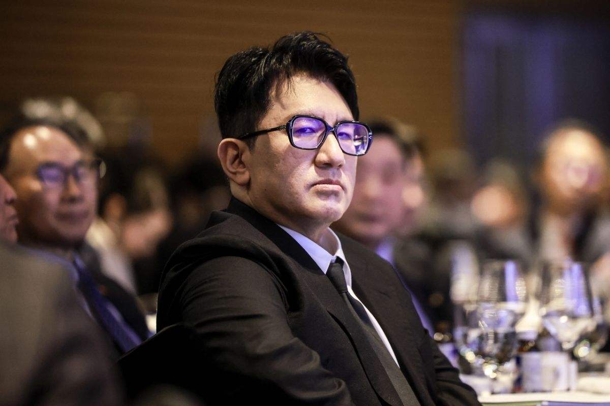 La policía solicita una orden de arresto para Bang Si-hyuk por 'transacciones fraudulentas e ilegales'