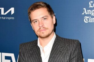 Dylan Sprouse confronta y retiene a un intruso en su casa de Los Ángeles