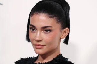 Ex empleada demanda al personal de Kylie Jenner por discriminación religiosa y nacional