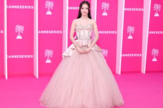 Jisoo deslumbra en la alfombra rosa de apertura del 9º Festival Internacional de Series de Cannes
