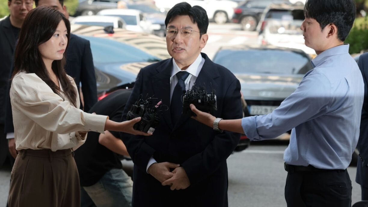 La policía solicita una orden de arresto para Bang Si-hyuk por 'transacciones fraudulentas e ilegales'