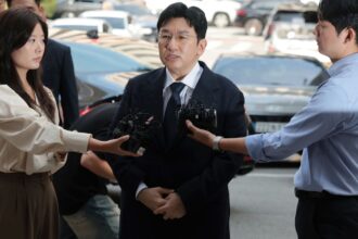 La policía solicita una orden de arresto para Bang Si-hyuk por 'transacciones fraudulentas e ilegales'