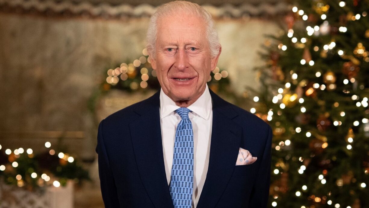 El rey Carlos III demostró sus habilidades con el ukelele durante su visita a Irlanda del Norte