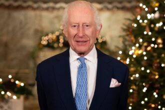 El rey Carlos III demostró sus habilidades con el ukelele durante su visita a Irlanda del Norte