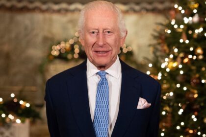 El rey Carlos III demostró sus habilidades con el ukelele durante su visita a Irlanda del Norte