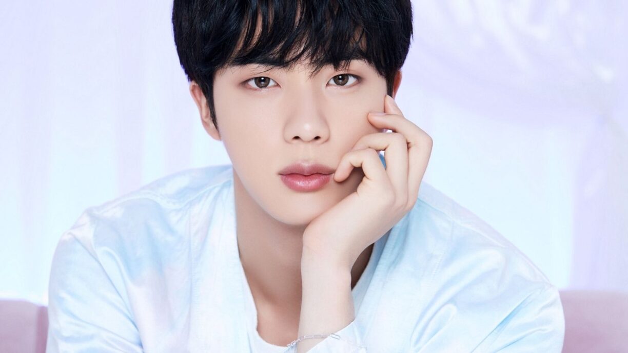 Jin de BTS encanta a los fans con sus impresionantes visuales durante el concierto en El Paso