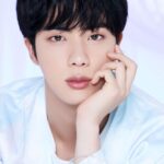 Jin de BTS encanta a los fans con sus impresionantes visuales durante el concierto en El Paso