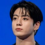 Jungkook pierde su anillo mientras saludaba a los fans y su reacción se hace viral