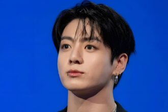 Jungkook pierde su anillo mientras saludaba a los fans y su reacción se hace viral