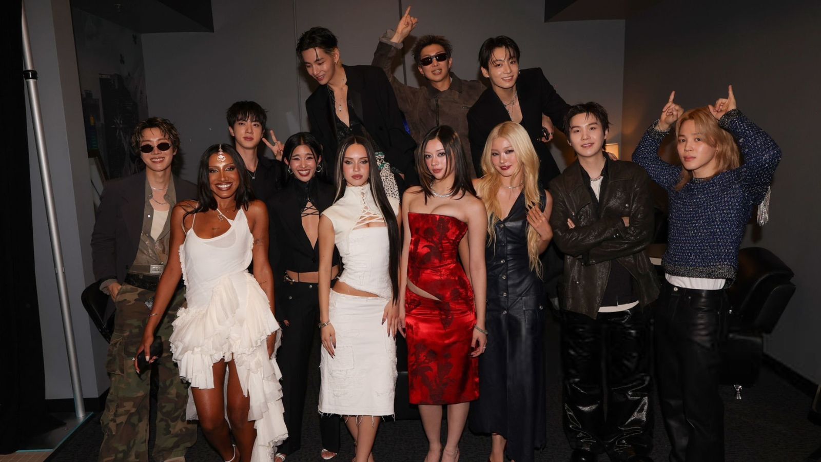 Yoonchae de KATSEYE llena de ternura por su encantadora reacción al conocer a BTS KATSEYE y BTS en los AMAS