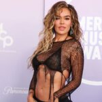 Karol G impacta en los AMAs 2026 con un atrevido y sensacional outfit