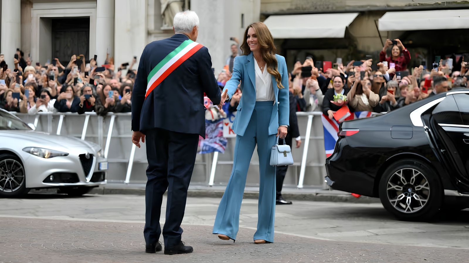 Kate Middleton está lista para reemplazar a Camilla Parker y convertirse en la reina de Inglaterra Kate Middleton en Italia con un traje azul
