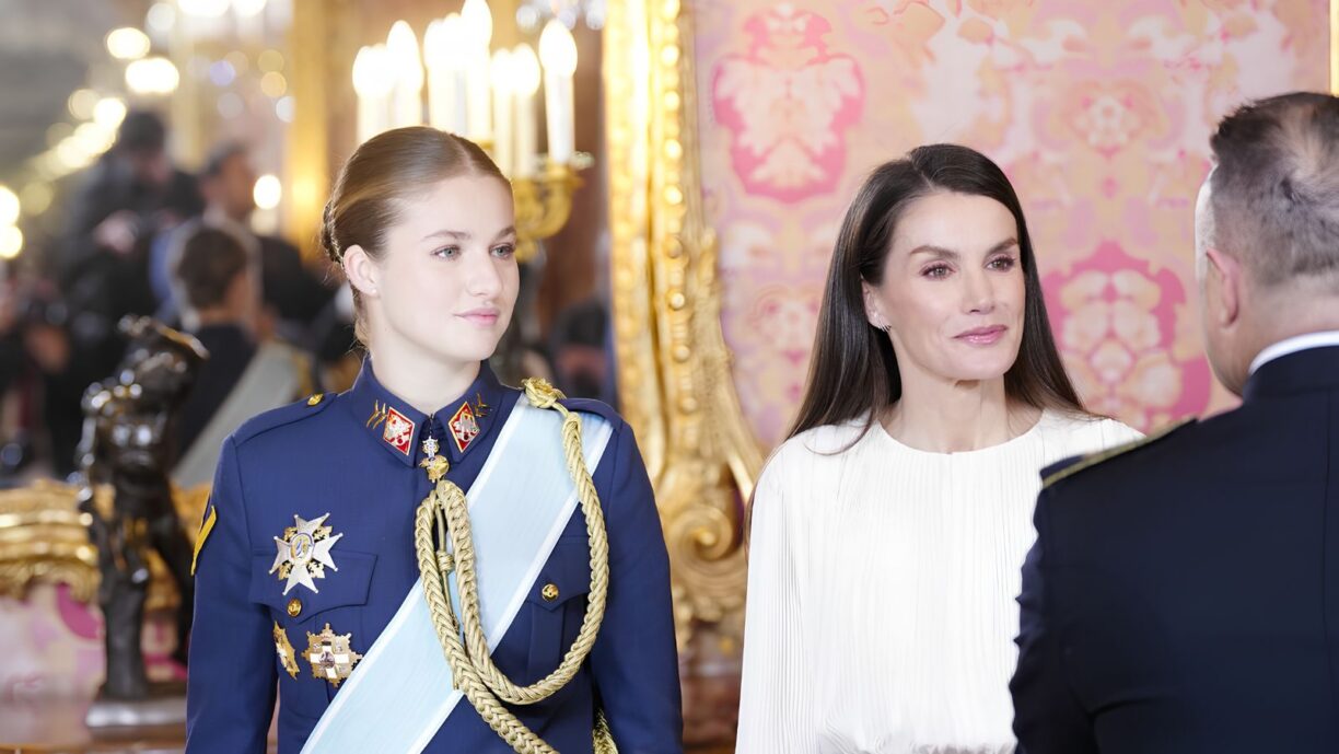 La princesa Leonor y la reina Letizia roban miradas en el día de las Fuerzas Armadas en Vigo