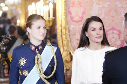 La princesa Leonor y la reina Letizia roban miradas en el día de las Fuerzas Armadas en Vigo