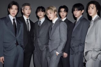 Los miembros de BTS se unen para intentar desvestir a V durante un concierto