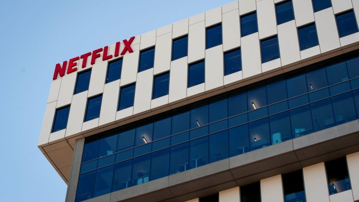 Netflix es acusada de espiar a niños y diseñar funciones adictivas en una nueva demanda