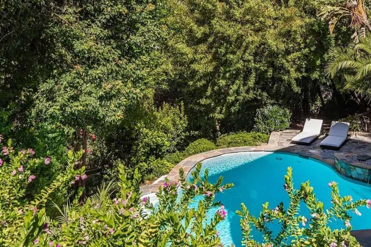 Selena Gomez vende su casa de Los Ángeles un año después de comprarla con Benny Blanco