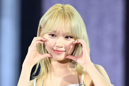 Chaewon de LE SSERAFIM continua en pausa tras su lesión de cuello mientras el grupo se prepara para el Weverse Con Festival