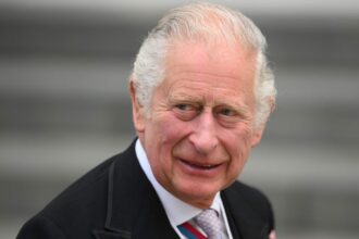 El rey Carlos III muestra su apoyo al equipo femenino de críquet de Afganistán en el exilio