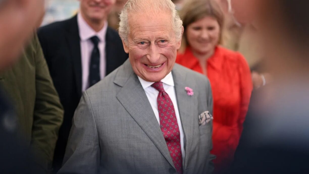 El rey Carlos III reacciona con humor al ser llamado cariño durante un evento real