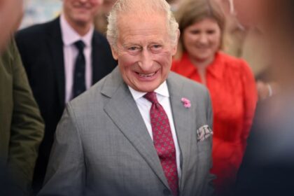 El rey Carlos III reacciona con humor al ser llamado cariño durante un evento real