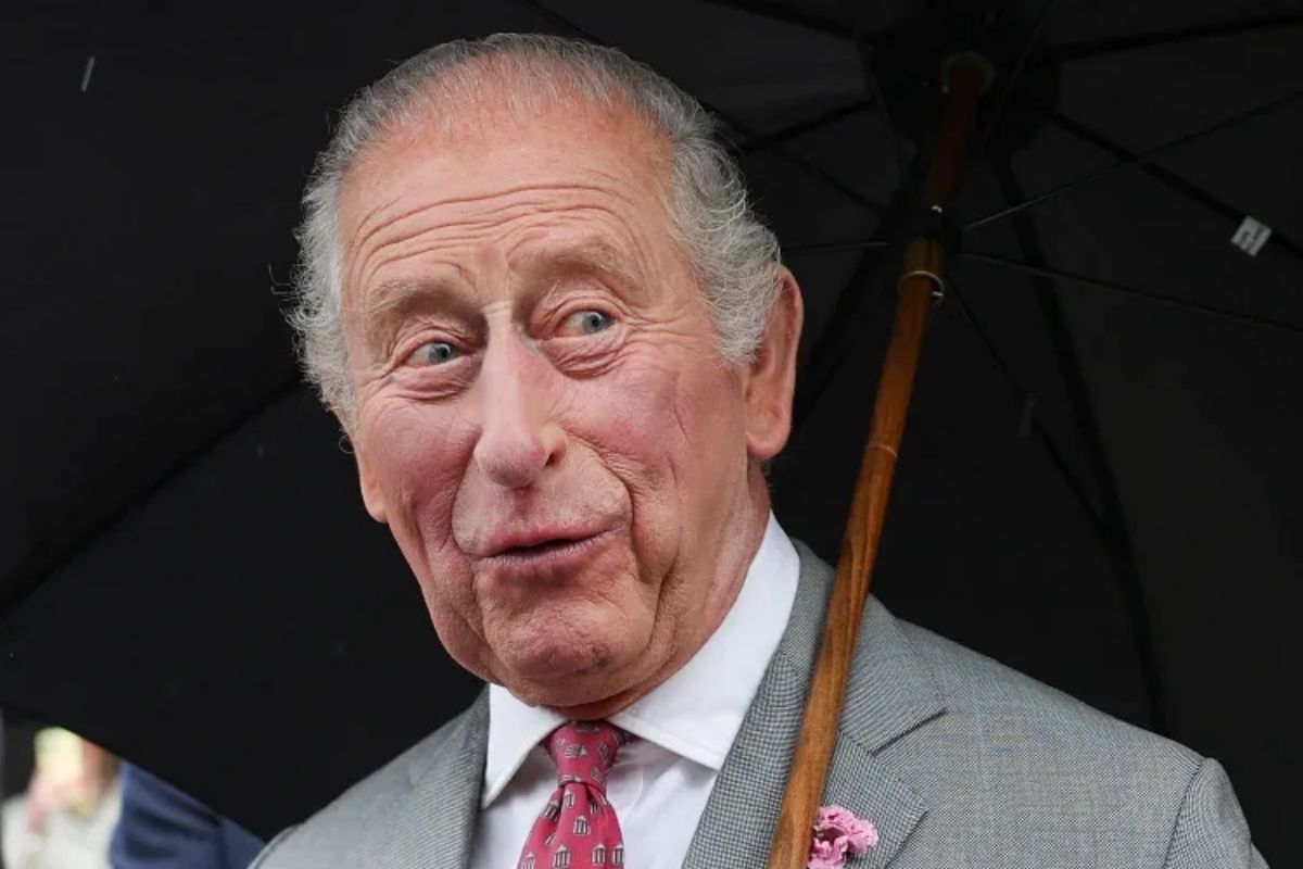 El rey Carlos III reacciona con humor al ser llamado "cariño" durante un evento real El rey Carlos III reacciona con humor al ser llamado "cariño" durante un evento real