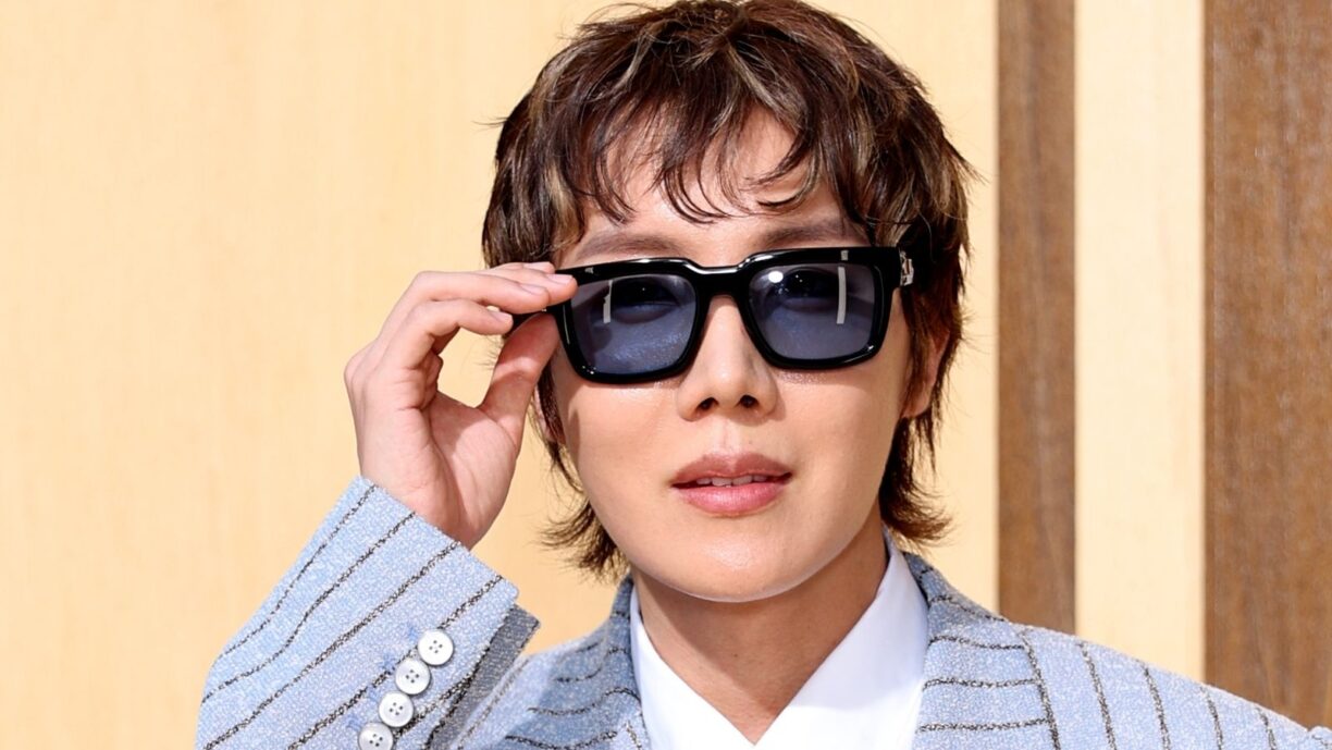 J-Hope posa para las cámaras en el desfile de moda de Louis Vuitton en París